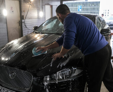 2 plovėjai plauna automobilį