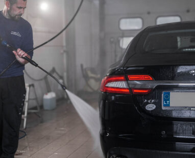 Jaguar plovimas aukšta vandens srove